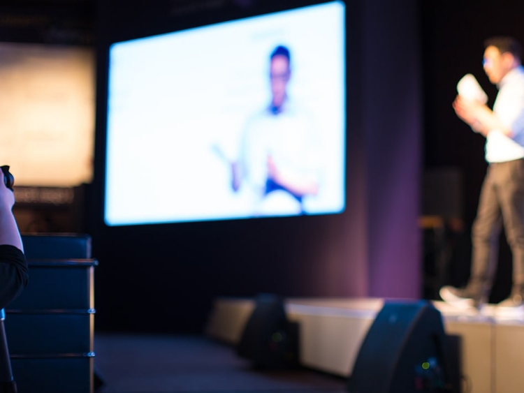 最新のAVシステムにより、音響・映像・インターネットなどを駆使した効果的なプレゼンテーションが実施可能